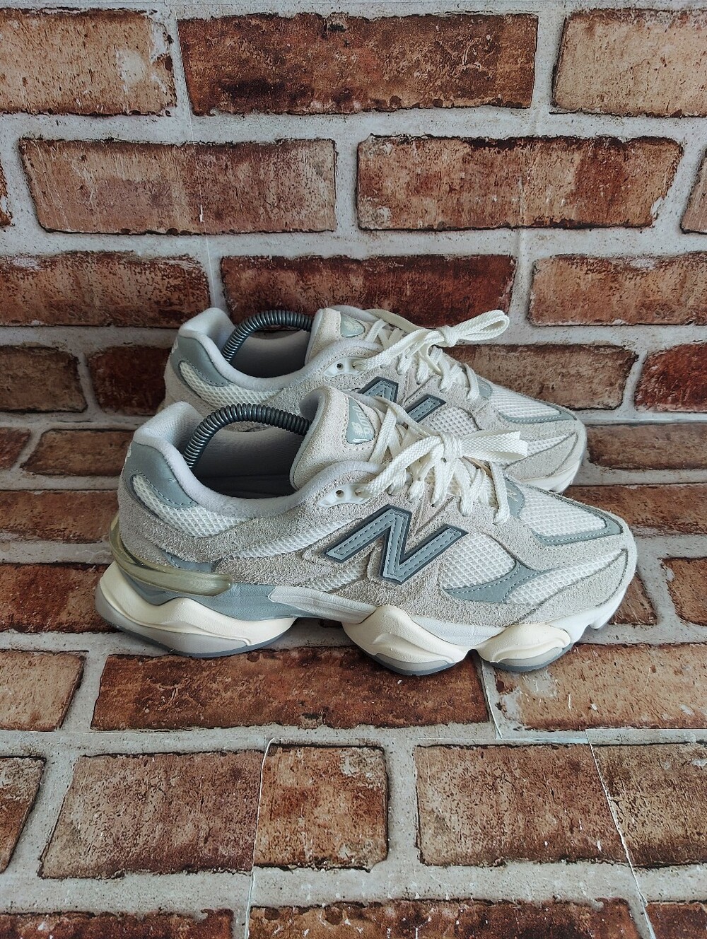 Pre-owned New Balance 9060 - Picture 2 of 13